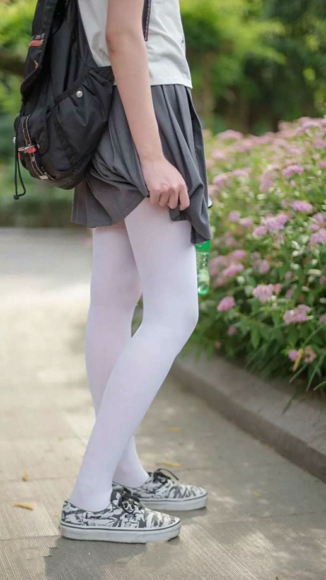 上海海港发布新赛季球衣设计引热议，2021赛季上海海港最新球衣