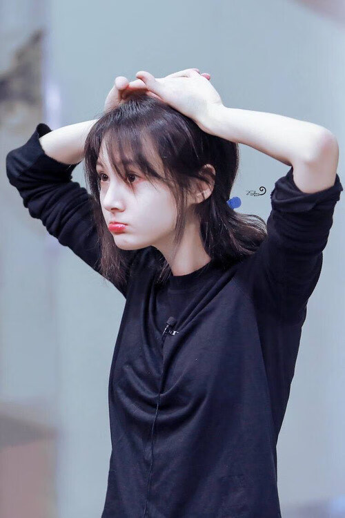 伊朗队门将费尔南德斯在巴黎奥运会上展现出高水平的扑救能力，伊朗菲尔兹奖得主